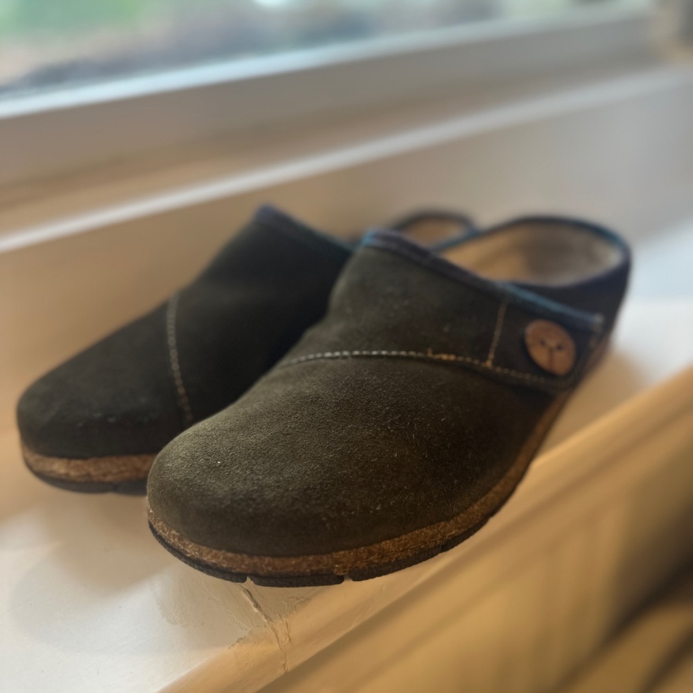 Earth Origins Essential Ezra Faux Fur Lined Suede Clog - Olive - size 9.5